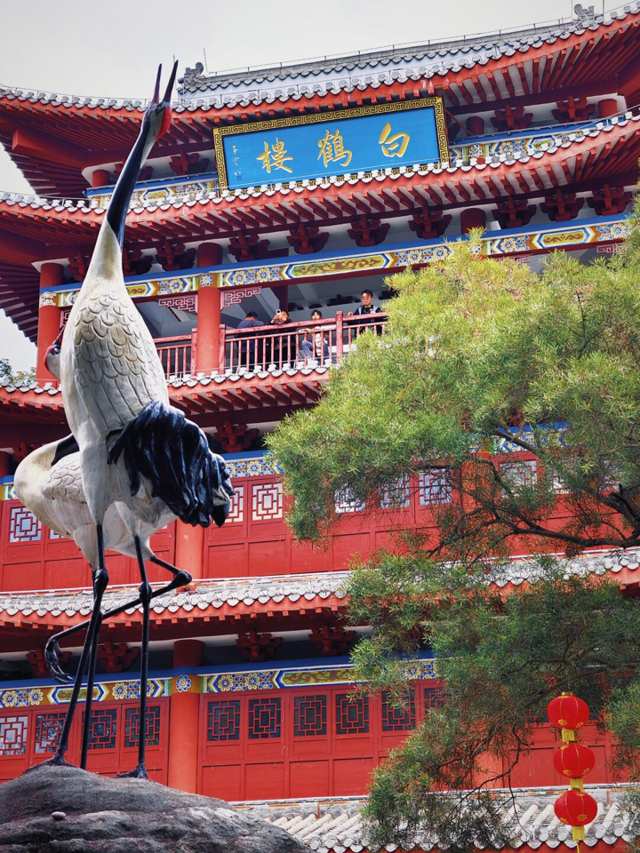 白鹤楼和楼前的白鹤雕像