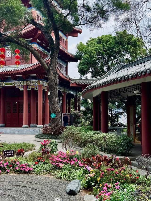 楼旁的亭子和花园