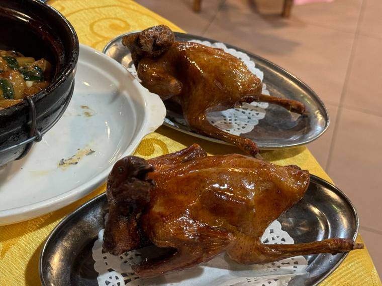 烤乳鸽，皮脆肉嫩