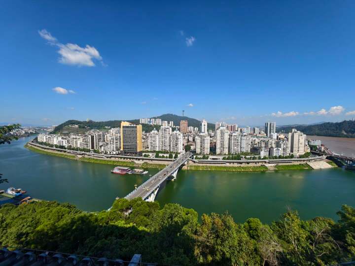 山上看江景