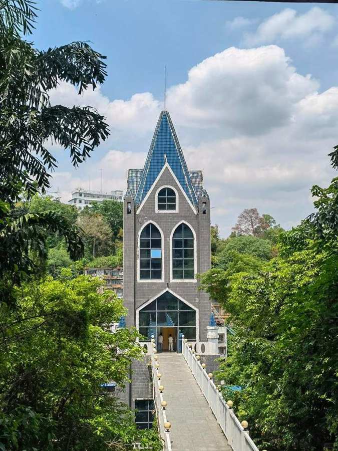 电梯的山上出口，走过天桥就到山上
