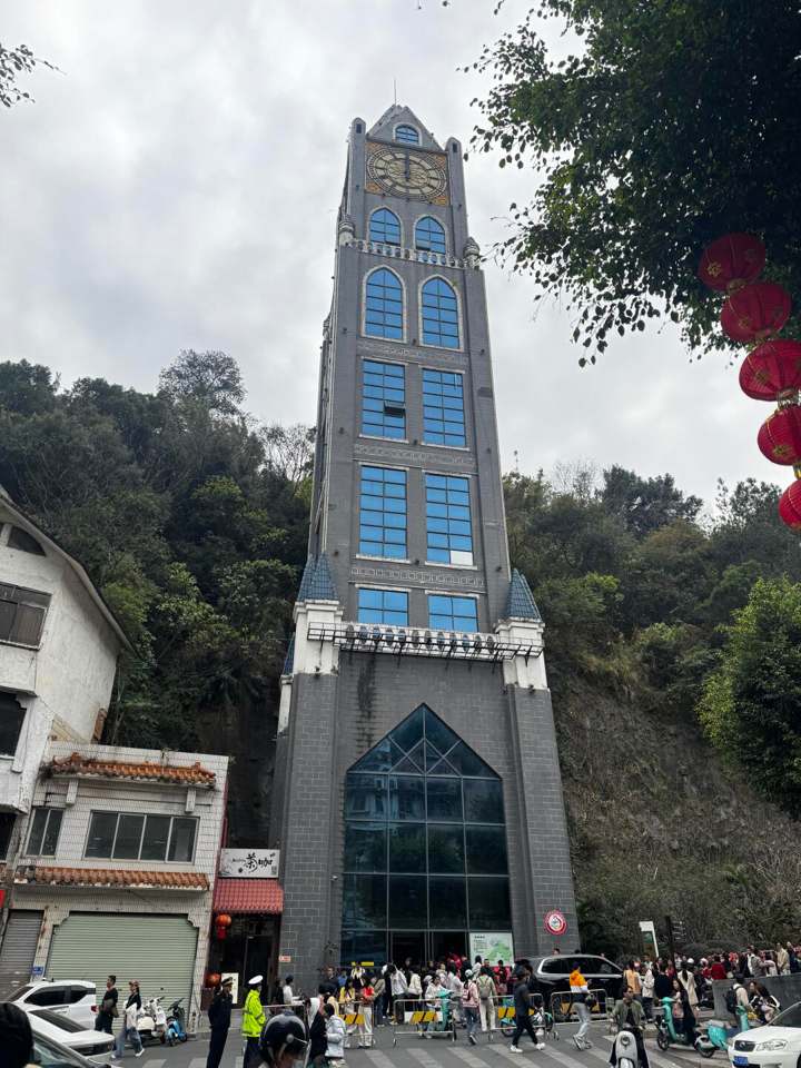 珠山钟楼：电梯入口就在楼下